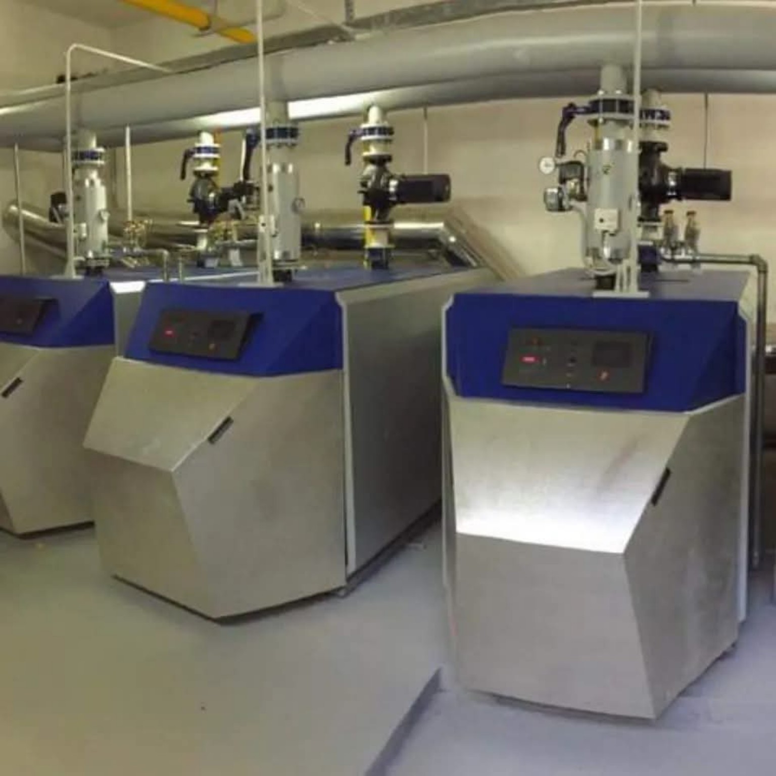 Installazione e manutenzione di centrali termiche per condomini, aziende e strutture con impianti complessi.